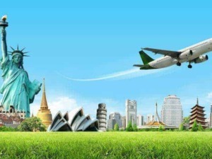 Torino, Milano, Roma, Napoli, Firenze, Venezia e le principali città italiane e internazionali rappresentate in un collage con monumenti iconici come la Statua della Libertà.