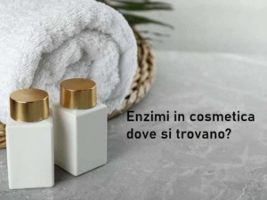 Profumatori e detergenti cosmetici con enzimi naturali, ideale per prodotti di bellezza e cura della pelle, contenuti in eleganti bottiglie bianche con coperchi dorati.