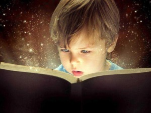 Immagine di un giovane bambino con capelli castani chiari che legge un libro magico circondato da stelle scintillanti e particelle luminose, creando un'atmosfera fantastica di scoperta e meraviglia.