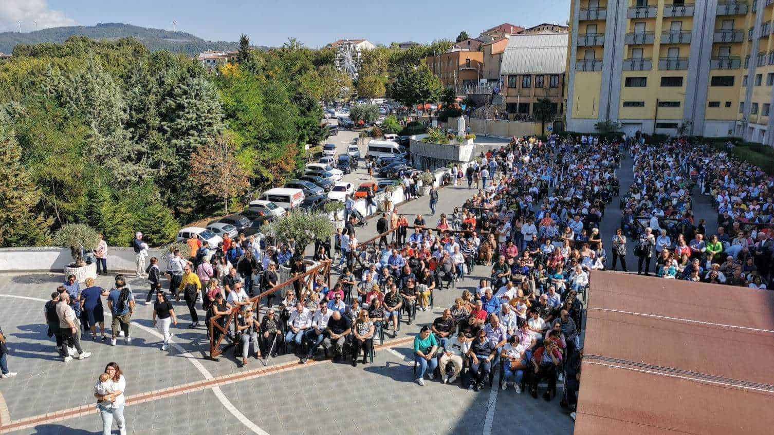 File name: raduno-pubblico-in-una-piazza-urbana.jpg.