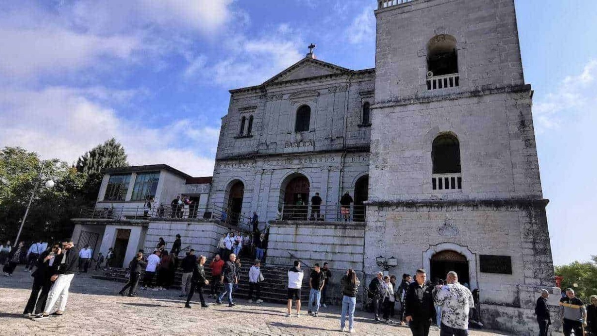 Fulmini sulla chiesa di san giovanni in croce, architettura storica, gente che si riunisce all'aperto, evento religioso, turismo culturale in Italia.