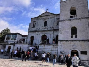 Fulmini sulla chiesa di san giovanni in croce, architettura storica, gente che si riunisce all'aperto, evento religioso, turismo culturale in Italia.
