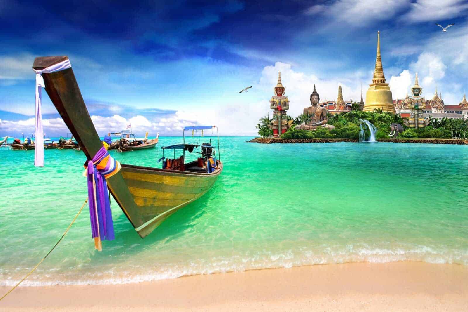 13 Città con canali nel mondo da vedere 13 Barca tradizionale di legno ancorata sulla spiaggia con tempio buddista e statue sacre sullo sfondo in Thailandia, paesaggio tropicale e mare cristallino, destinazione turistica esotica.
