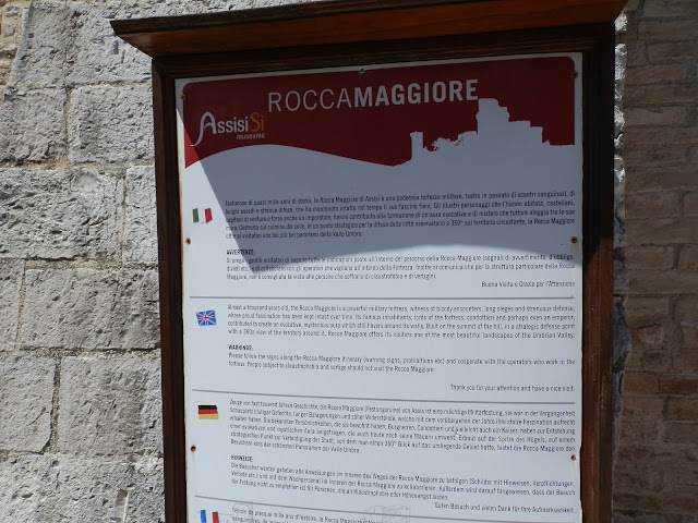 Assisi Rocca Maggiore indicazioni lungo la strada in diverse lingue