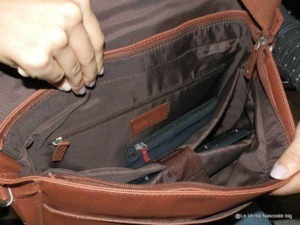 Borsa professionale con scomparti organizzati e tasche interne per documenti e dispositivi tecnologici.