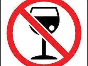 Divieto di bere alcool, simbolo di limitazione consumo di bevande alcoliche in ambienti pubblici o certi luoghi.