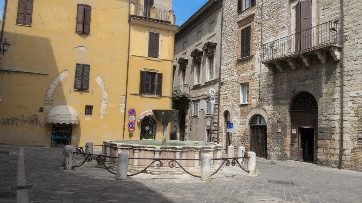 Fontana storica in piazza nel centro di una città italiana con edifici antichi e strade acciottolate, rappresenta un angolo pittoresco di patrimonio culturale e architettonico di Roma.