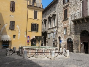 Fontana storica in piazza nel centro di una città italiana con edifici antichi e strade acciottolate, rappresenta un angolo pittoresco di patrimonio culturale e architettonico di Roma.