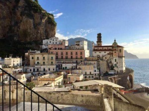 Colorato borgo di Positano sulla Costiera Amalfitana, con case color pastello e panorama sul mare, fotografia di viaggio in Italia.