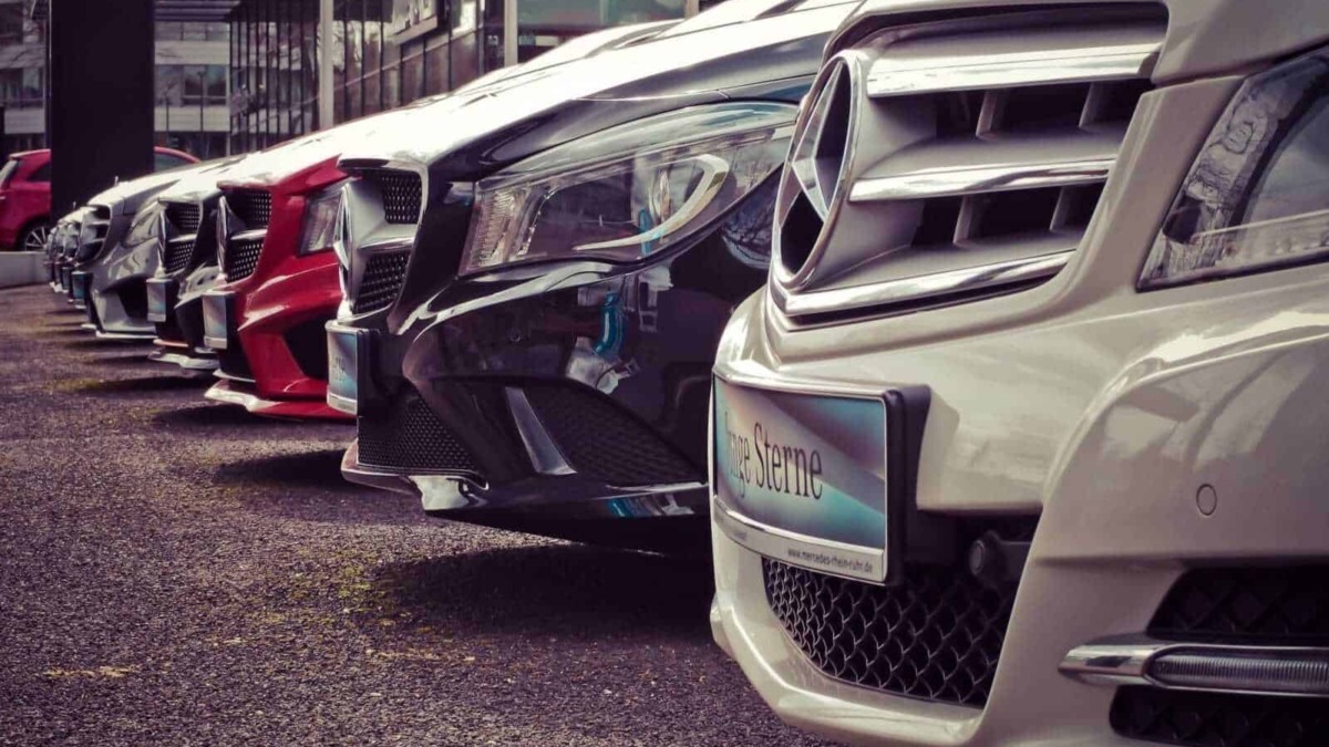 Auto sportive Mercedes-Benz parcheggiate in fila davanti a un edificio moderno a Berlino. Automobili di lusso pronte per il test drive o esposizione su strada.