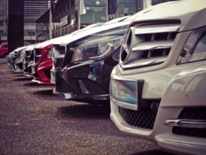 Auto sportive Mercedes-Benz parcheggiate in fila davanti a un edificio moderno a Berlino. Automobili di lusso pronte per il test drive o esposizione su strada.