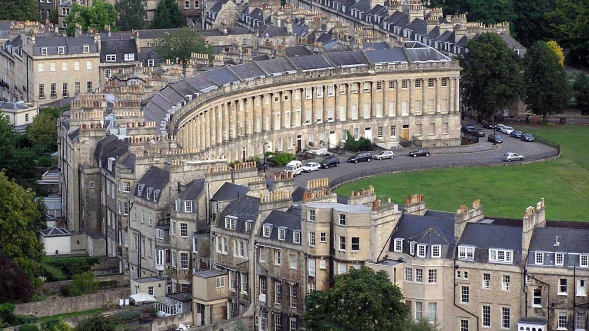 Ville storiche di Bath con architettura georgiana, edifici storici e paesaggi urbani, un sito patrimonio dell'umanità, perfetto per appunti sul blog di viaggi e cultura.