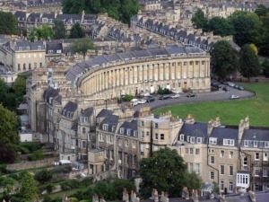 Ville storiche di Bath con architettura georgiana, edifici storici e paesaggi urbani, un sito patrimonio dell'umanità, perfetto per appunti sul blog di viaggi e cultura.