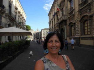 Vita quotidiana in centro città con persone e architettura storica italiana, simbolo del patrimonio culturale e turistico.