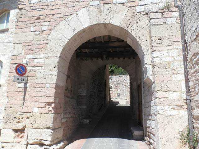 Rocca Maggiore ad Assisi: storia, cosa vedere e panorama sulla Valle Umbra. percorso da San Rufino o Porta Perlici.