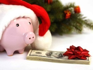 Salvadanaio a forma di maialino con cappello di Babbo Natale e decorazioni natalizie, denaro contante, regali di Natale e atmosfera festiva, simbolo di risparmio e festività.