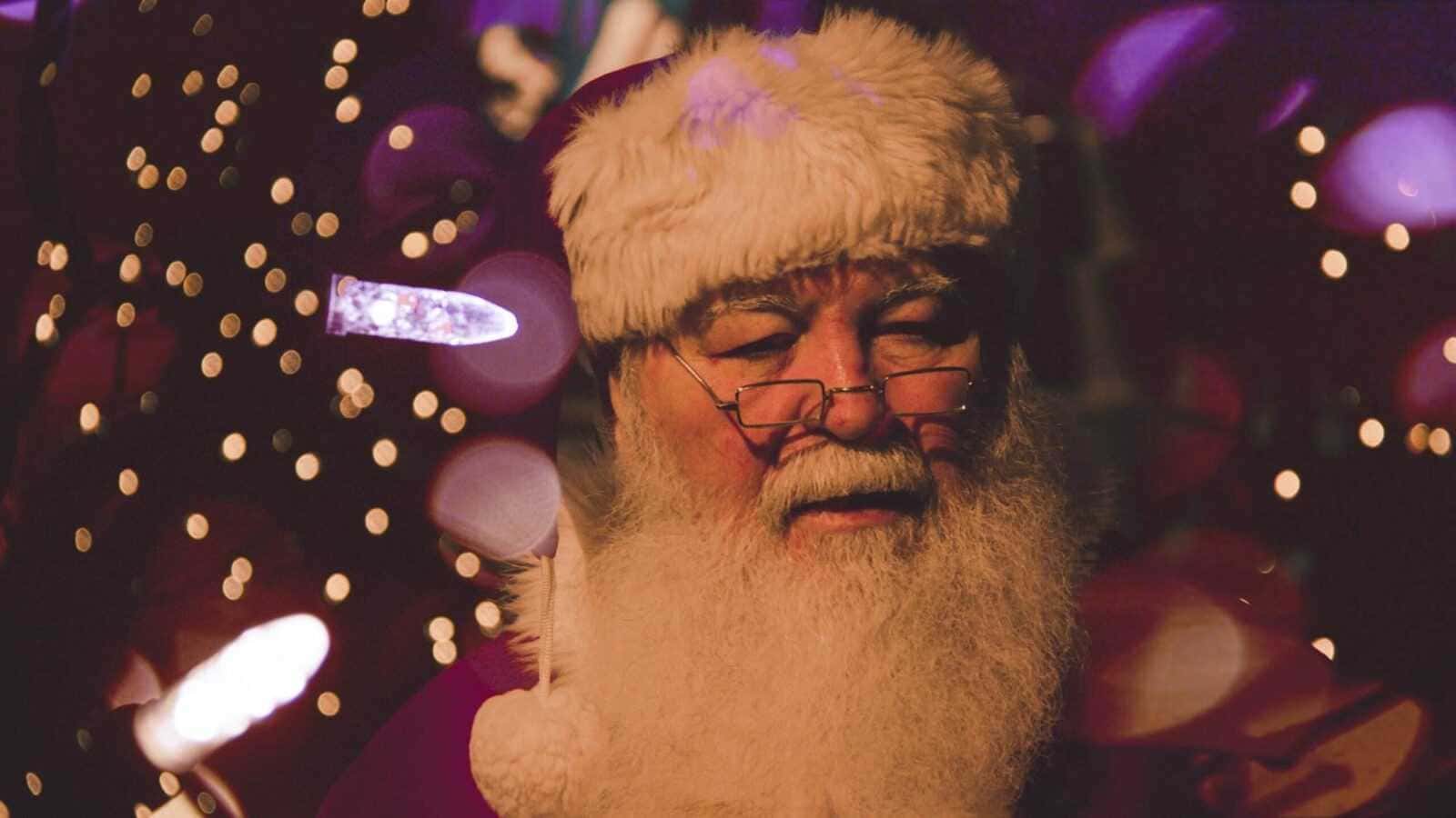 Babbo Natale non esiste? un allegro vecchietto che consegna i regali