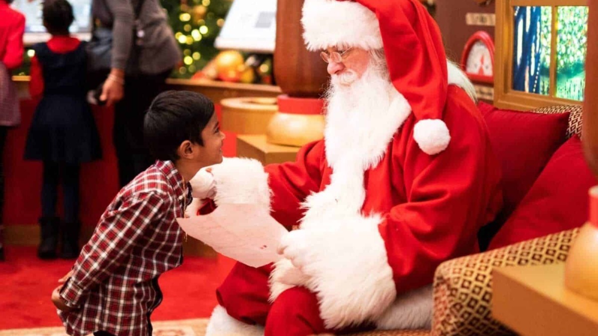 Babbo Natale con bambino, atmosfera natalizia, incontri di Natale, Santa Claus con bambino, scambio regali di Natale, festività natalizie, magia di Natale, tradizioni natalizie.