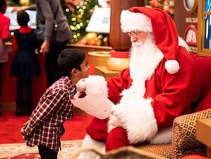 Babbo Natale con bambino, atmosfera natalizia, incontri di Natale, Santa Claus con bambino, scambio regali di Natale, festività natalizie, magia di Natale, tradizioni natalizie.
