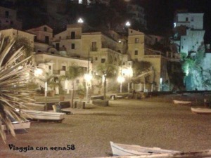 Borgo di Cetara con le case affacciate sul mare