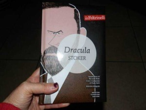 Risvolto di copertina del libro Dracula di Stoker pubblicato dalla casa editrice Newton Compton.