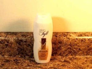 Schiuma per la pelle Skin Soft con estratto di minerali, ideale per idratare e nutrire la pelle, disponibile nei negozi di cosmetici e farmacie.