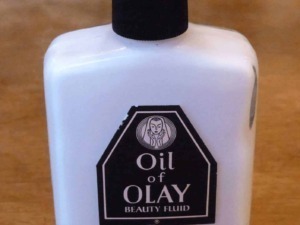 Profumo di bellezza con olio di oliva, trattamento corpo e capelli, prodotto naturale, olio di olio di oliva, formula idratante e rigenerante, bellezza naturale, cura della pelle e dei capelli.