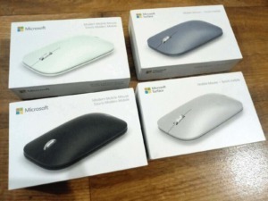 Mouse Microsoft Surface bianco, nero e grigio in scatole nuove, perfette per ufficio o uso personale, design moderno e portatile, compatibile con dispositivi Microsoft.
