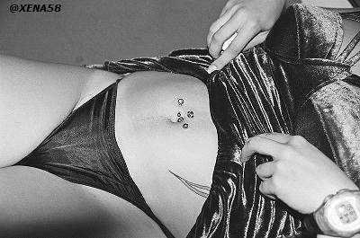 Invenzione del piercing all'ombelico Invenzione del piercing all'ombelico, accessori necessari per camicie