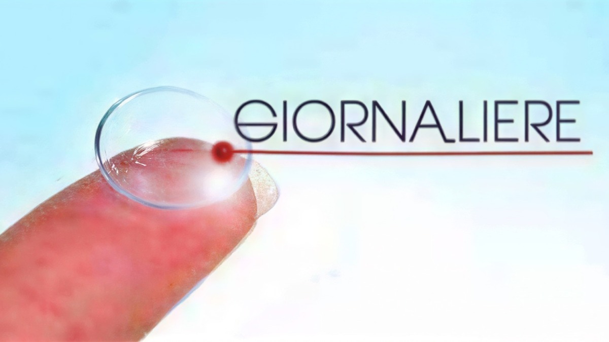 Finger che tocca uno schermo con il logo "Giornaliere" in background, simbolo di notizie giornaliere e aggiornamenti.