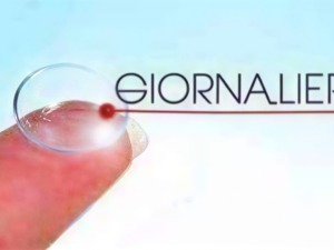 Finger che tocca uno schermo con il logo "Giornaliere" in background, simbolo di notizie giornaliere e aggiornamenti.