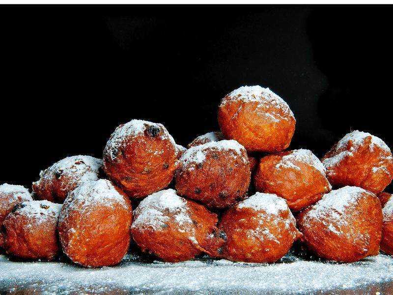Crocchette di cioccolato con zucchero a velo, dessert goloso e irresistibile, perfetto per feste e occasioni speciali.