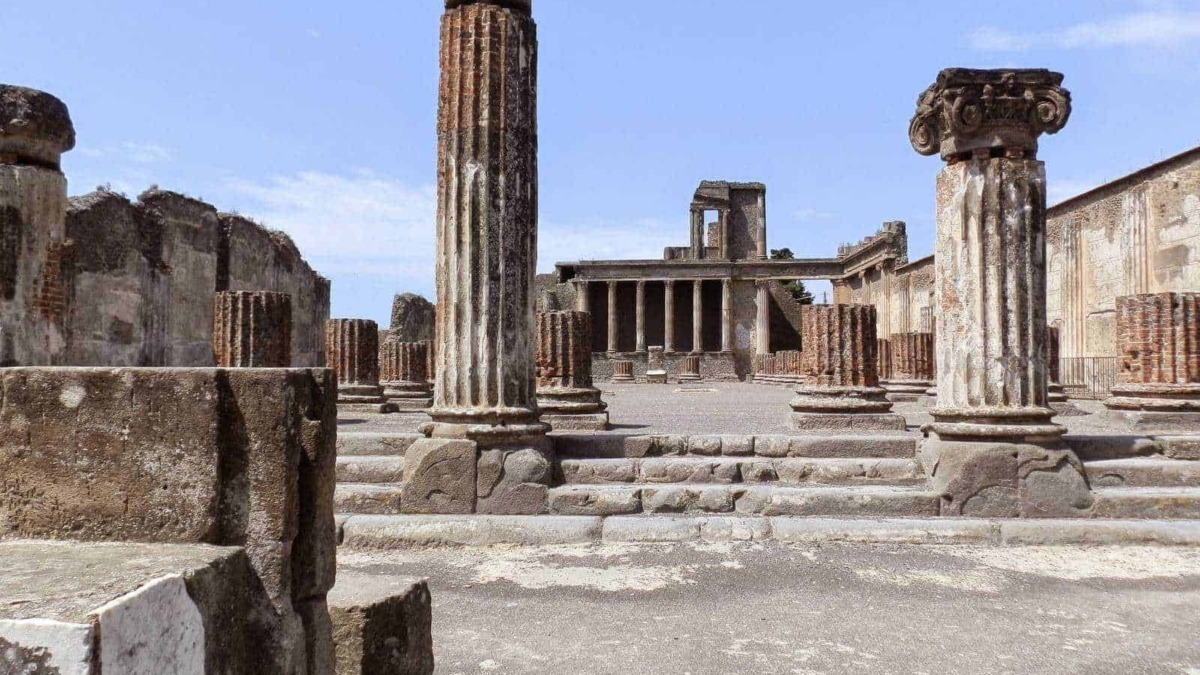 Antico sito archeologico romano con colonne e resti di templi, Pantheon di Roma, rovine di un passato storico ricco di cultura, arte e architettura classica, patrimonio mondiale UNESCO.