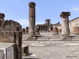 Antico sito archeologico romano con colonne e resti di templi, Pantheon di Roma, rovine di un passato storico ricco di cultura, arte e architettura classica, patrimonio mondiale UNESCO.