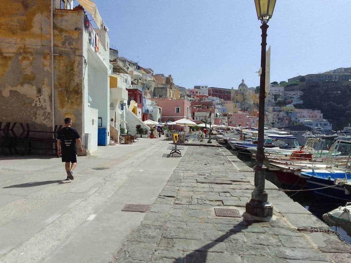 Colorato porto con case color pastello e barche nel mare, atmosfera di vacanza, turismo e relax