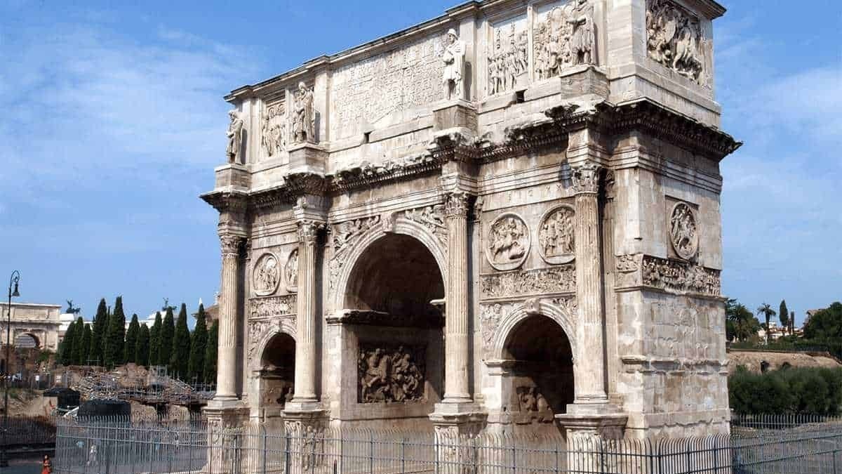 Architettura romana del Tritone di Caracalla, monumento storico di Roma, con dettagli scolpiti e colonne decorative, simbolo di antica arte e cultura italiana.