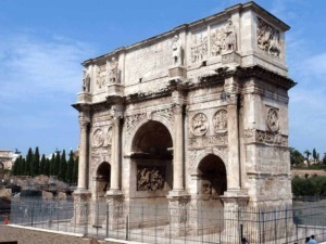 Architettura romana del Tritone di Caracalla, monumento storico di Roma, con dettagli scolpiti e colonne decorative, simbolo di antica arte e cultura italiana.