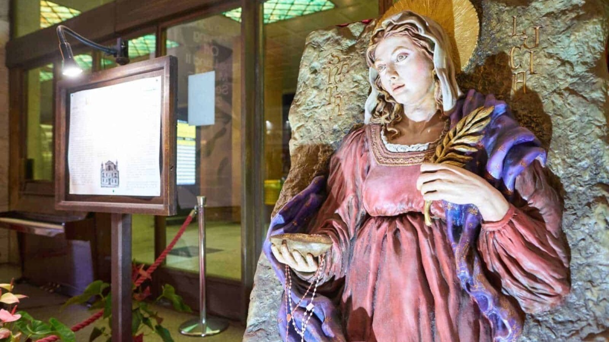 Statua sacra di Maria Madonna con reliquia, esposizione religiosa con dettagli artistici e spirituali, simbolo di fede cristiana e devozione nella chiesa italiana.