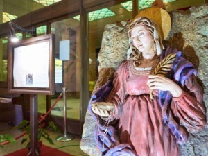Statua sacra di Maria Madonna con reliquia, esposizione religiosa con dettagli artistici e spirituali, simbolo di fede cristiana e devozione nella chiesa italiana.
