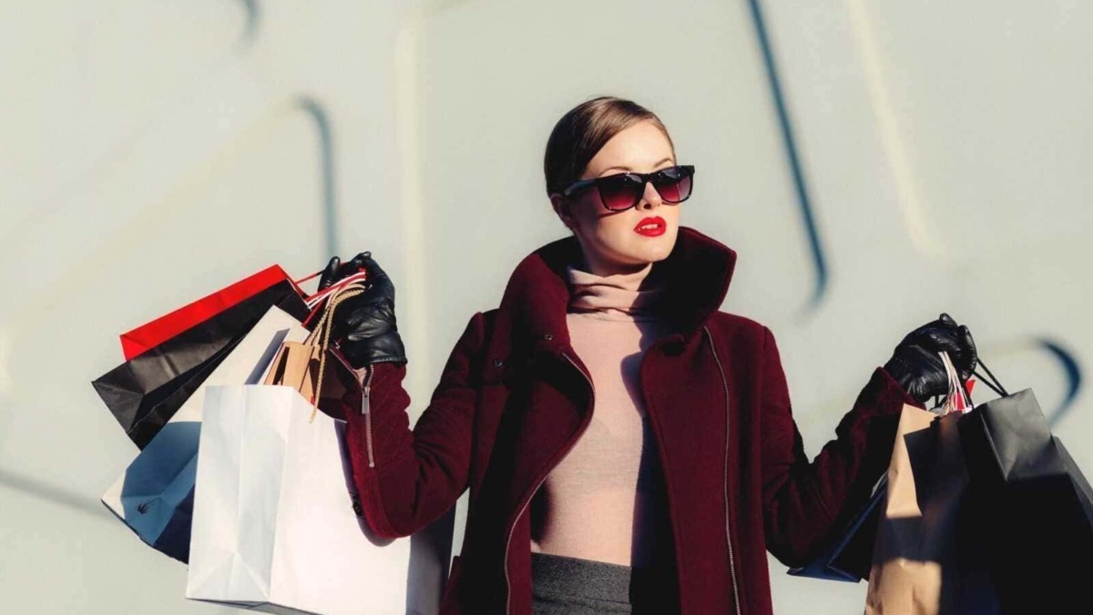 Marchio di moda donna con occhiali da sole e borse shopping, stile sofisticato e alla moda, concept di shopping e lifestyle di lusso.