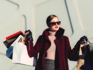 Marchio di moda donna con occhiali da sole e borse shopping, stile sofisticato e alla moda, concept di shopping e lifestyle di lusso.
