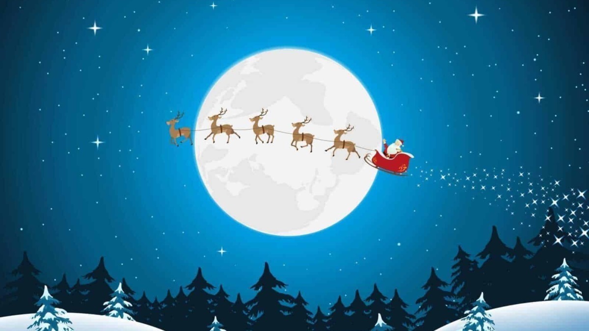 Slitta di Babbo Natale che vola davanti alla luna piena, con un paesaggio innevato e alberi di pino sotto un cielo stellato, in una scena natalizia incantata.