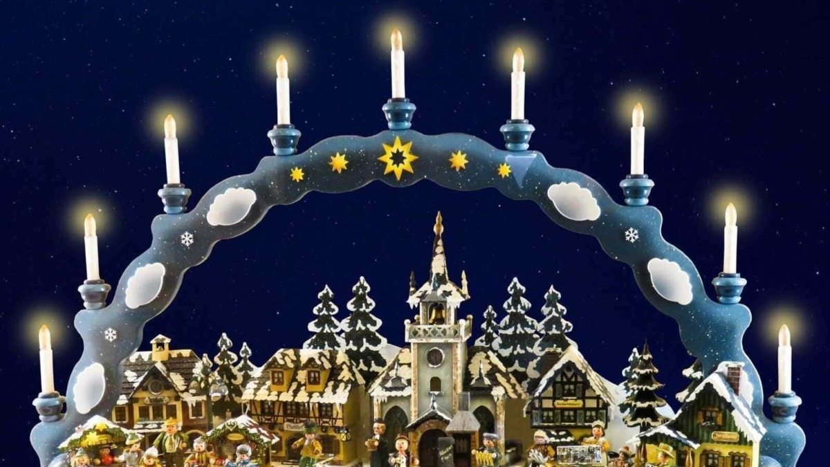 Campanile del villaggio di Natale con figurine e scenografia festiva, decorazioni natalizie, scena di artigianato in miniatura, atmosfera invernale, dicembre, presepe.