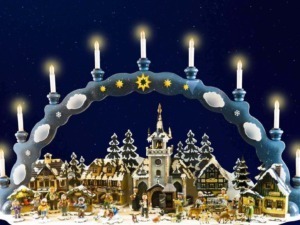 Campanile del villaggio di Natale con figurine e scenografia festiva, decorazioni natalizie, scena di artigianato in miniatura, atmosfera invernale, dicembre, presepe.