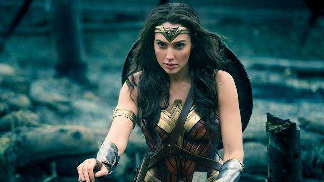 Potere femminile, Wonder Woman in armatura, eroina dei fumetti, aspetto epico, battaglia, costume iconico, scena di azione, ambientazione fantastica, film di supereroi, personaggi femminili forti, protagonista, giustizia, lotta al male.