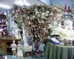 Albero di Natale a testa in giù 3 Fiorista con composizione floreale decorativa, decorazioni natalizie e ambientazione vintage in negozio. Parti di arredi e oggetti decorativi presenti nel negozio Appunti Sul Blog.