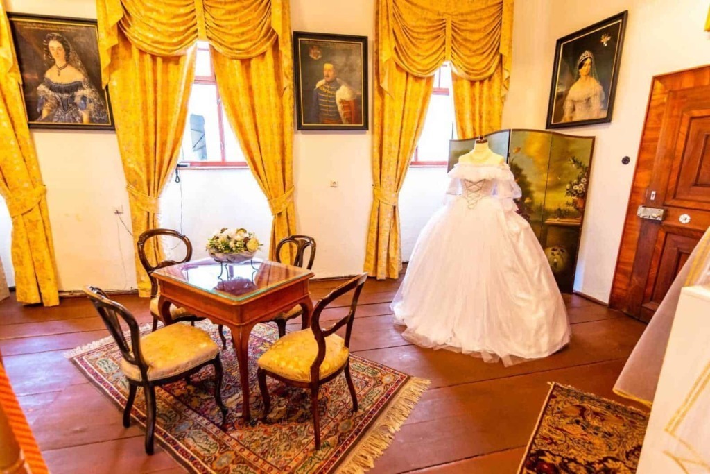 Vetrate e tende gialle in una sala del castello di Bojnice