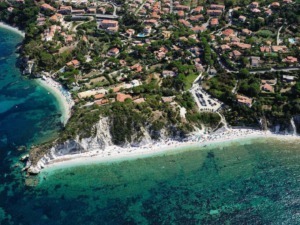Spiaggia romantica con scogliere e acque cristalline sulla costa italiana.