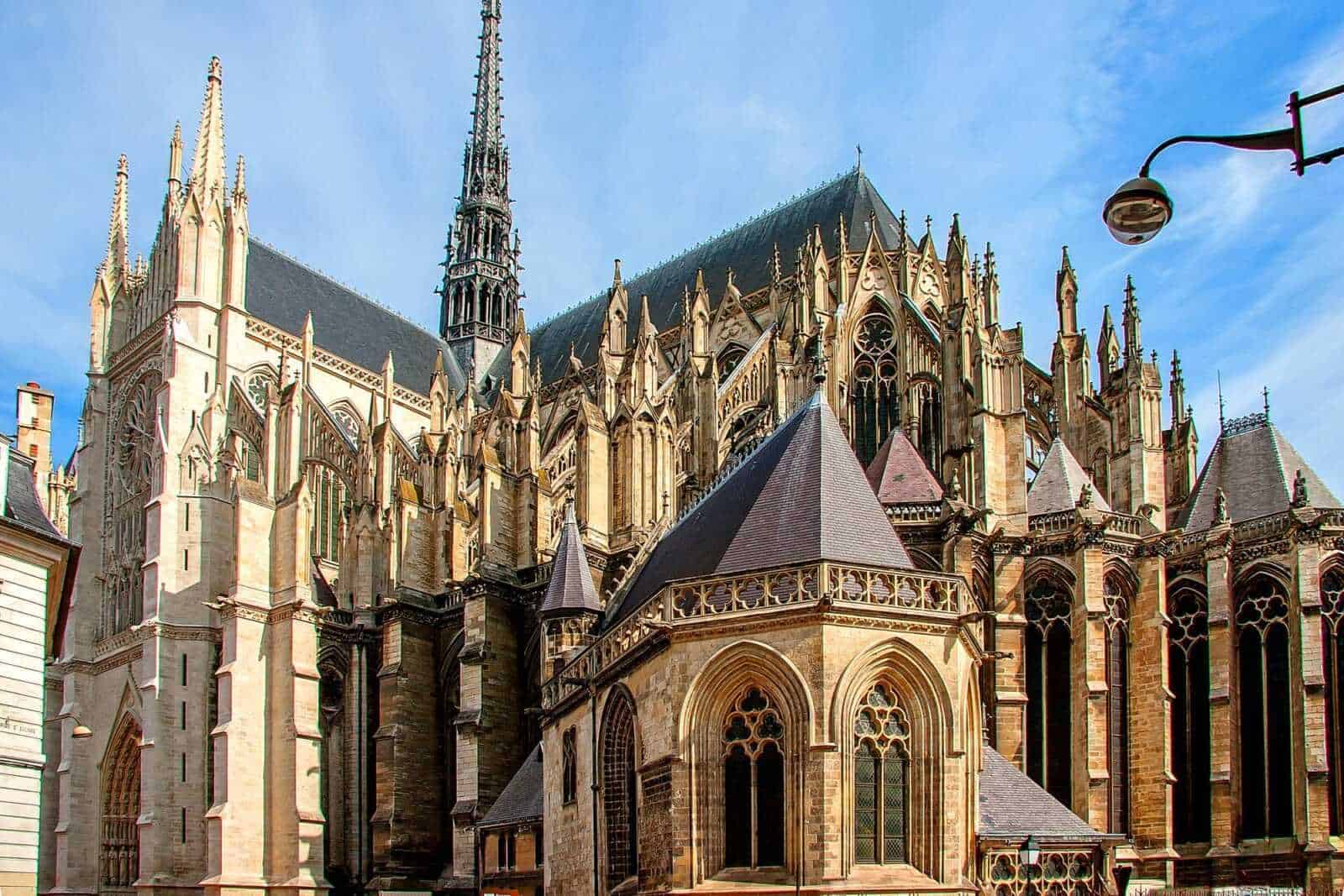 I misteri della Cattedrale di Chartres in Francia e il suo orologio astronomico