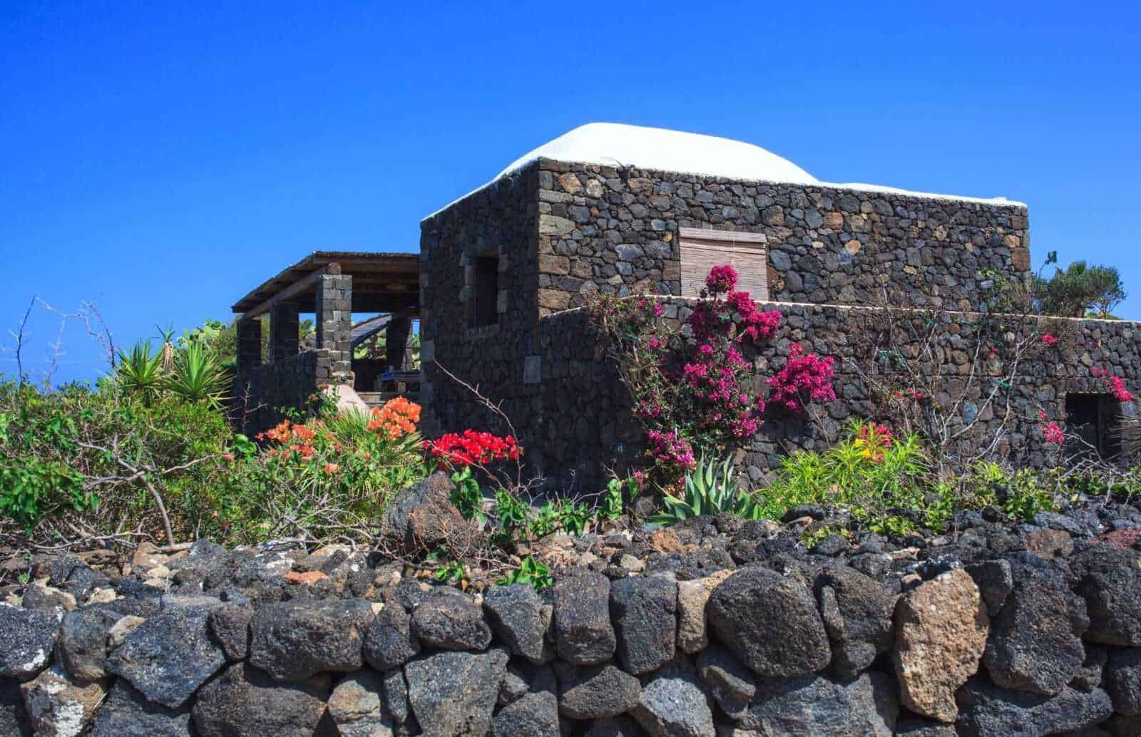 Pantelleria isola dei Dammusi e capperi